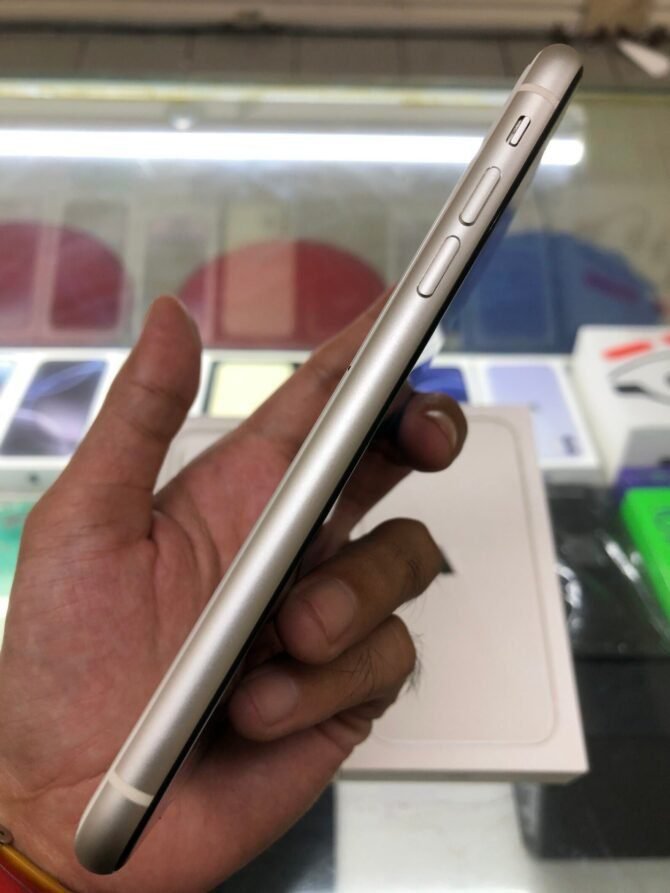 iPhone 11 128GB Bekas White Original iBox - Gambar 7