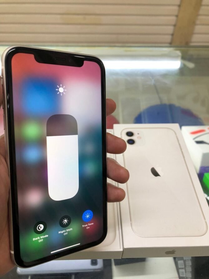 iPhone 11 128GB Bekas White Original iBox - Gambar 5