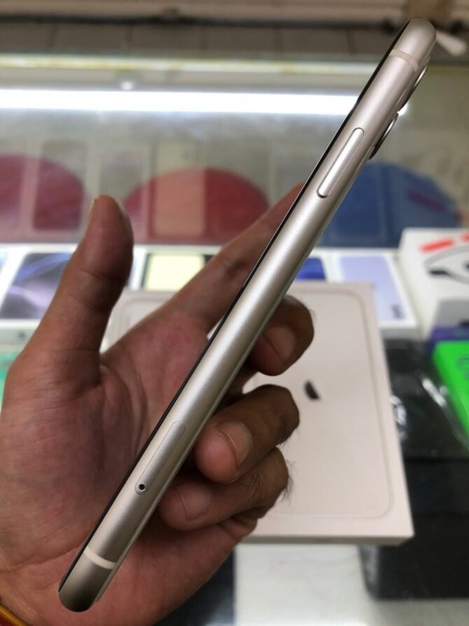 iPhone 11 128GB Bekas White Original iBox - Gambar 8