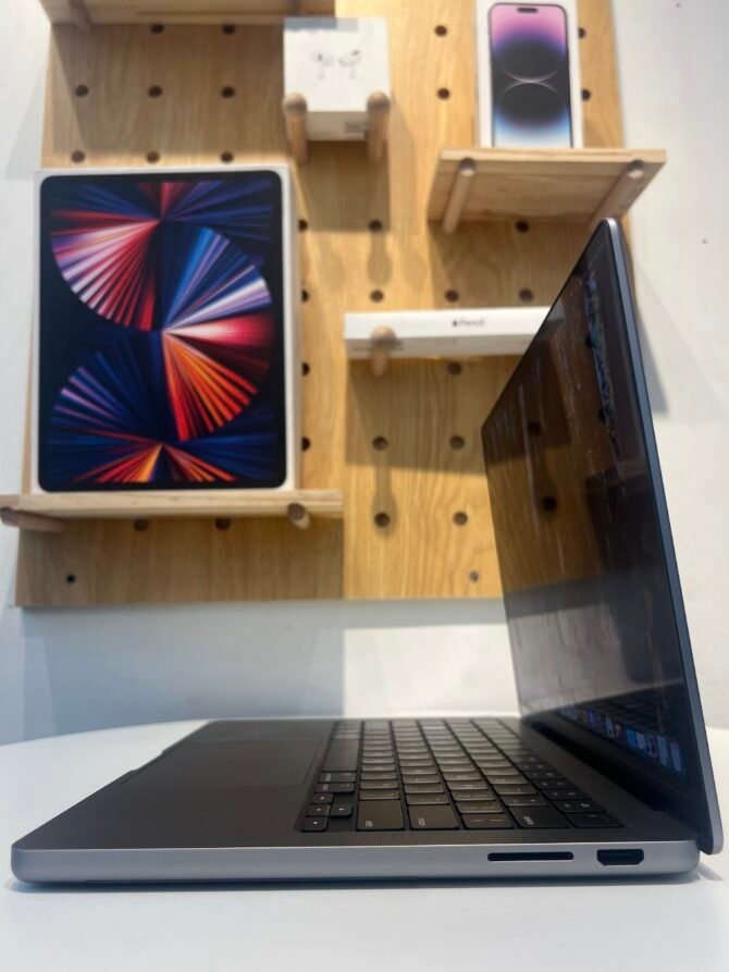 MacBook Pro M3 8/512GB 2023 Grey Second Digimap - Gambar 6