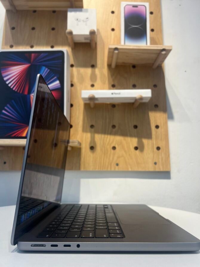 MacBook Pro M3 8/512GB 2023 Grey Second Digimap - Gambar 7