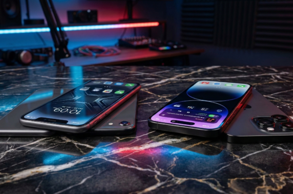 Ilustrasi perbandingan kelemahan iPhone 17e yang masih menggunakan layar berponi dan lensa tunggal melawan kemewahan iPhone 14 Pro Second.