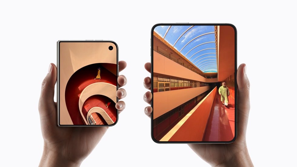 iPhone Duo: 7 Cek Wajib Sebelum Upgrade, Jangan Asal Beli! 1 iPhone Duo dalam kondisi terlipat dan terbuka di tangan pengguna